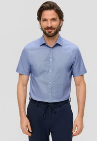Blauw geruit shirt met korte mouwen en een button-down kraag, voorzien van een zachte textuur en lichte stof, gecombineerd met donkere joggingsbroek met trekkoord.