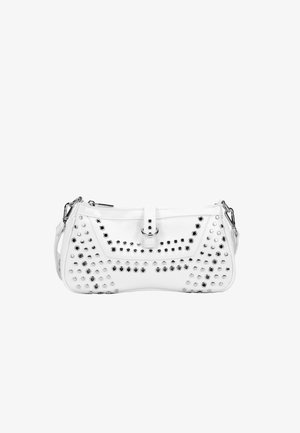 Bolso blanco hecho de cuero sintético con acentos de tachuelas plateadas. Presenta un diseño estructurado y una correa de hombro detachable.