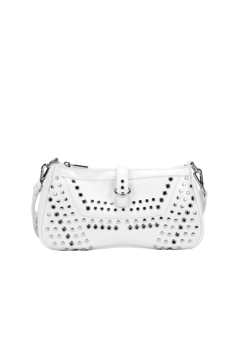 Bolso blanco hecho de cuero sintético con acentos de tachuelas plateadas. Presenta un diseño estructurado y una correa de hombro detachable.