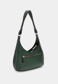 Bolso de hombro de cuero verde con un diseño curvado, que cuenta con un bolsillo frontal con cremallera y herrajes en tono dorado. Textura suave y forma minimalista.