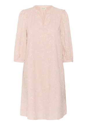 Svijetloružasta haljina s kuglastim rukavima, izvezenim cvjetnim uzorcima, ovratnikom s urezom i opuštenim krojem. Mekana tekstura tkanine.