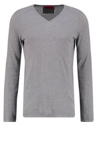 T-shirt à manches longues gris avec un col en V, fabriqué dans un matériau doux et texturé. Présente un ourlet droit et un design simple.