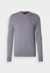 Pull gris clair à manches longues col rond, avec poignets et ourlet côtelés, avec un petit logo "BOSS" sur la poitrine gauche.