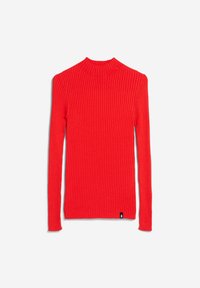 Roter, gerippter Langarmpullover mit Stehkragen, schmal geschnitten und mit kleinem schwarzem Etikett an der Saum auf weißem Hintergrund.