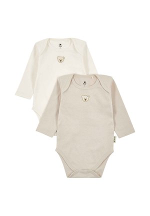 Zwei langärmelige Babybodys, einer in Creme und einer in Beige, jeweils mit einem kleinen Teddybärgesicht auf der Brust und Druckknöpfen am unteren Ende.