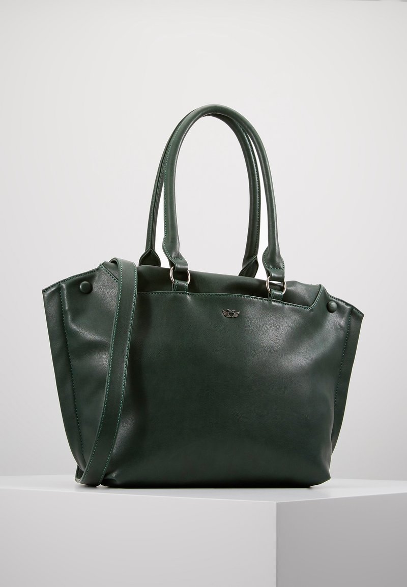 Ciemnozielona skórzana torba na ramię z dwoma uchwytami, paskiem na ramię oraz małym metalowym logo z przodu, wyeksponowana na białej powierzchni.