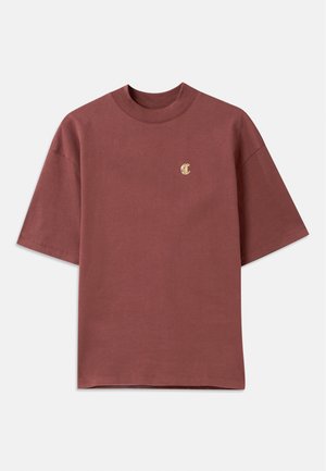 T-shirt à manches courtes couleur bordeaux en coton, avec un col rond et un petit logo doré brodé sur la poitrine gauche.