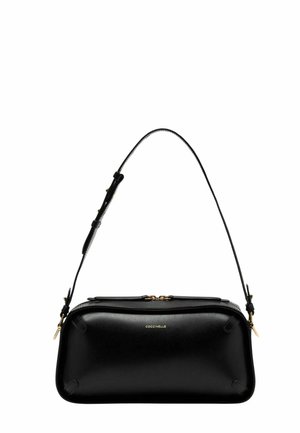 Sac à main rectangulaire en cuir noir avec bandoulière réglable et fermeture éclair dorée, arborant un petit logo doré "Coccinelle" à l’avant.