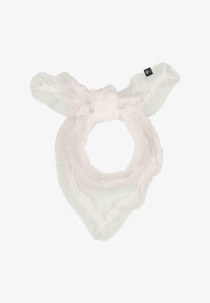 Fehér áttetsző szövetből készült sál fodros szegéllyel, laza csomóba kötve, egyik végén kis fekete márkajelzéssel.