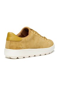 Sneaker in suede beige con dettagli in pelle gialla, suola in gomma bianca e punta rotonda. Presenta cuciture decorative e chiusura con lacci.