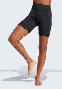 Zwarte shorts met hoge taille gemaakt van rekbare stof, nauwsluitend met een gladde textuur, halverwege de dij vallend, ideaal voor sportkleding.