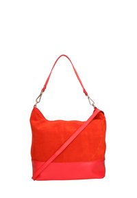 Rode suede handtas met een gladde rode leren bodem. Heeft een gebogen ontwerp, een verstelbare schouderband en zilveren hardware-accenten.