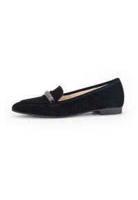 Mocassin en suède noir avec un bout pointu, mettant en valeur un détail de boucle métallique décoratif sur le devant et un petit talon en caoutchouc noir.