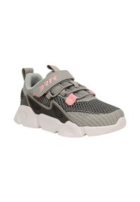 Sneaker sportivo grigio con tomaia in rete, accenti neri e dettagli rosa. Caratterizzato da una resistente cinghia e suola bianca spessa. Design texture in tutto.
