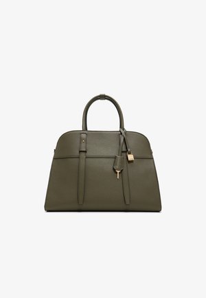 Olivgrüne Ledertasche mit zwei Griffen, goldenen Hardware-Details, einem Schlüsselakzent und strukturiertem Design. Glatte Textur, rechteckige Form.