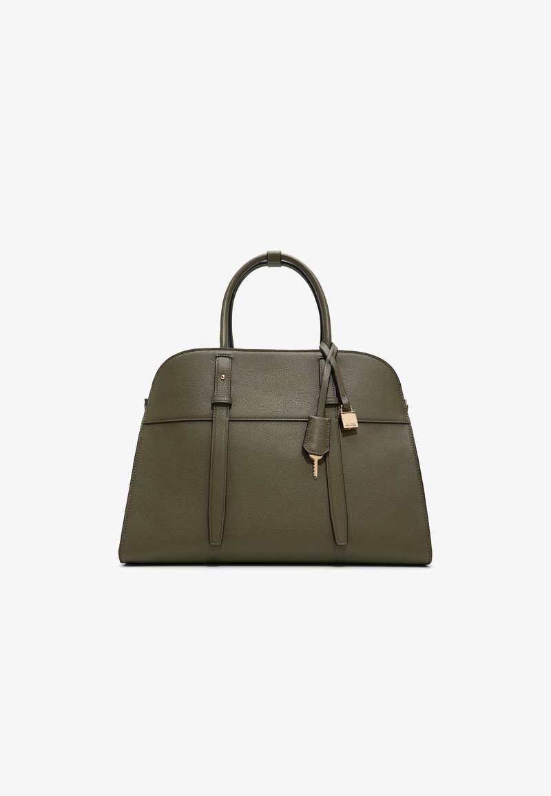 Borsa in pelle verde oliva con due manici, accessori in oro, un dettaglio a forma di chiave e design strutturato. Texture liscia, forma rettangolare.