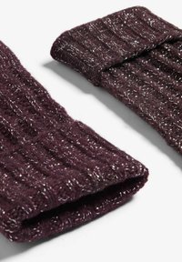 Polsini lavorati a maglia in un ricco colore prugna, con una texture a coste e dettagli in filato metallico. Design con polsino ripiegato per un comfort aggiuntivo.