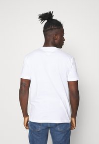 Tommy Jeans TIMELESS BOX TEE UNISEX - T-shirt con stampa - white