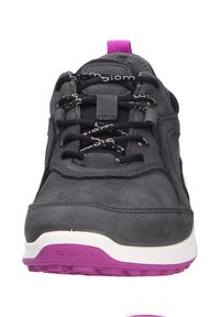 Sneakers da uomo in suede nero con una finitura testurizzata, lacci neri e un accento viola sul tallone. Suola intermedia bianca con dettagli del logo.