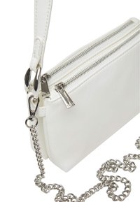Clutch bag in finta pelle bianca con doppie cerniere, hardware in argento, tracolla a catena e texture liscia. Presenta una catena removibile per maggiore versatilità.