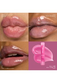 Lèvres brillantes teintées de rose en trois gros plans avec un tube de gloss à lèvres NYX Jelly Job rose et un échantillon sur un fond violet.