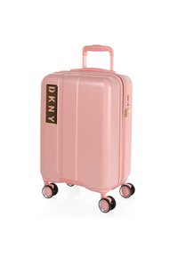 Maleta rígida de mano en rosa claro con acabado texturizado. Cuenta con un mango retráctil, cuatro ruedas negras y un logo dorado de DKNY.