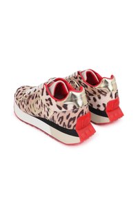 Zapatillas de leopardo con un acento dorado, interior rojo, suela gruesa blanca y negra, con material texturizado y logo en el lateral.