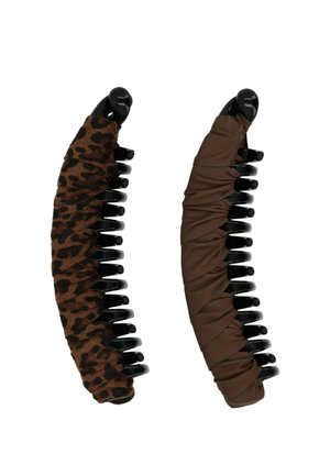 Due fermagli per capelli in plastica curvi con denti neri, uno ricoperto da tessuto marrone con stampa leopardata, l'altro da tessuto marrone semplice.