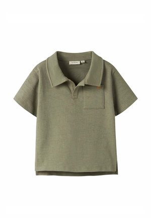 Polo verde oliva a maniche corte con tessuto strutturato, collo aperto e piccola tasca sul petto sul lato sinistro.