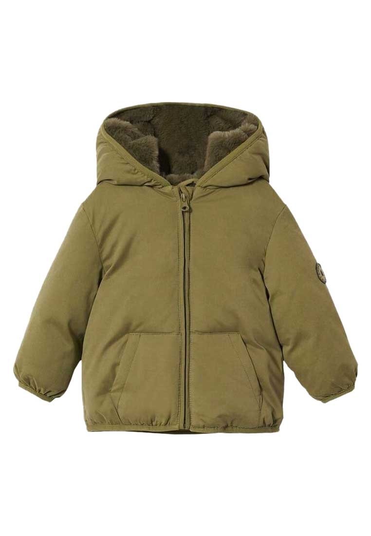 Veste matelassée verte avec capuche, fermeture à glissière à l'avant et deux poches avant. Extérieur lisse avec un intérieur doublé doux et texturé.