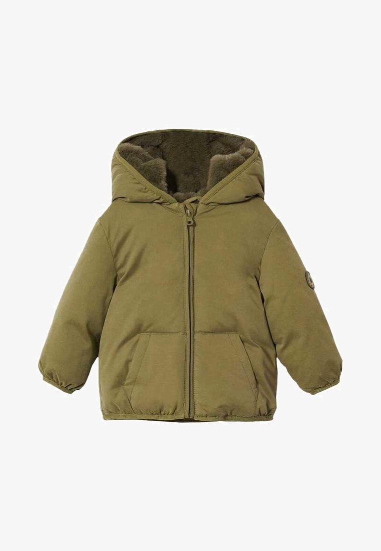 Veste matelassée verte avec capuche, fermeture à glissière à l'avant et deux poches avant. Extérieur lisse avec un intérieur doublé doux et texturé.