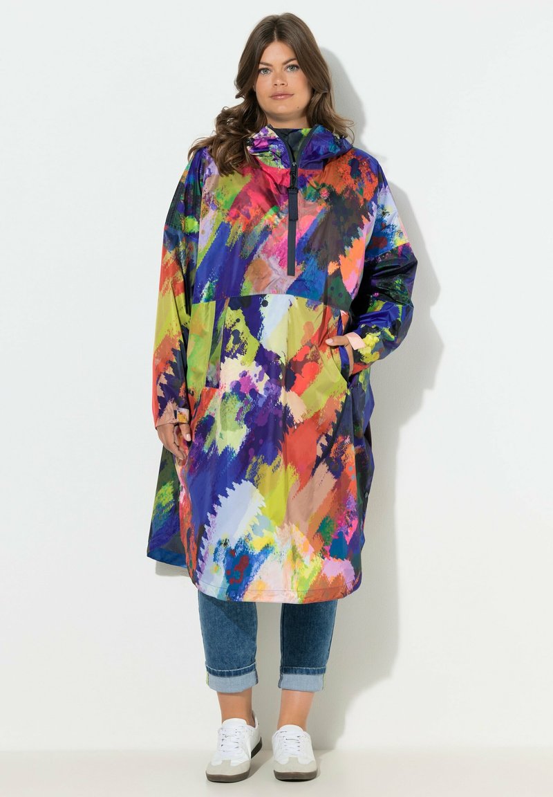 Poncho antipioggia colorato e oversize con cappuccio, caratterizzato da motivi astratti in rosa, blu, verde e giallo. Leggero, con cerniera frontale.