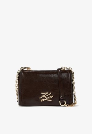 Hnědá kožená crossbody taška s texturovaným povrchem, zlatým řetízkovým popruhem a embosovaným logem na přední straně. Kompaktní a obdélníkový design.