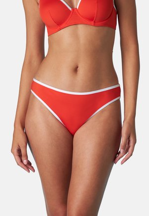 Parte inferiore del bikini rossa con rifiniture bianche, caratterizzata da un design a vita bassa e una texture liscia e elastica. Adatta per il nuoto o per la spiaggia.