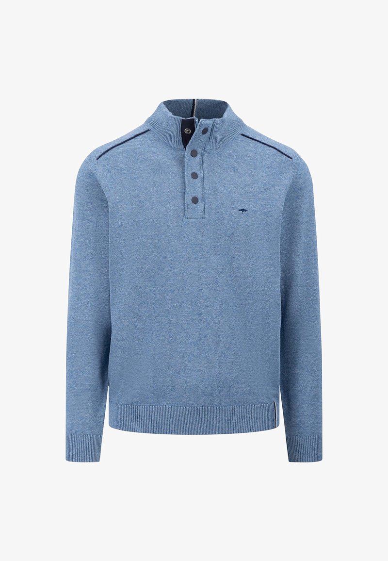 Maglione azzurro a maglia con colletto a mezza zip, tre bottoni e polsini e orlo a coste; presenta dettagli in contrasto di colore blu navy sulle spalle.