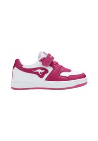 Rosa und weiße Sneakers aus Leder, ausgestattet mit einem Klettverschluss, strukturierten Akzenten und einem auffälligen Logo an der Seite. Flaches Sohlen-Design.