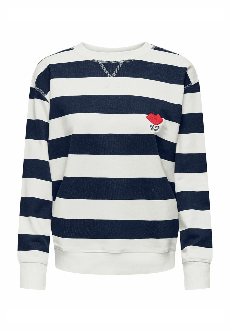 Sweatshirt à rayures horizontales bleu marine et blanches, manches longues, avec un petit patch rouge en forme de lèvres au-dessus du côté gauche de la poitrine portant l'inscription "PARIS STUDIO".