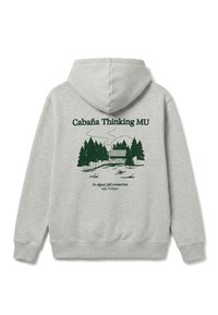 Sweat à capuche gris clair avec un motif vert d'une cabane parmi des pins et le texte "Cabaña Thinking MU" et "No signal, full connection Alto Pirineo" dans le dos.