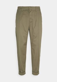 Pantaloni slim-fit verde oliva, realizzati in tessuto leggero. Presentano una vita piatta, cinque tasche e risvolti alle caviglie.