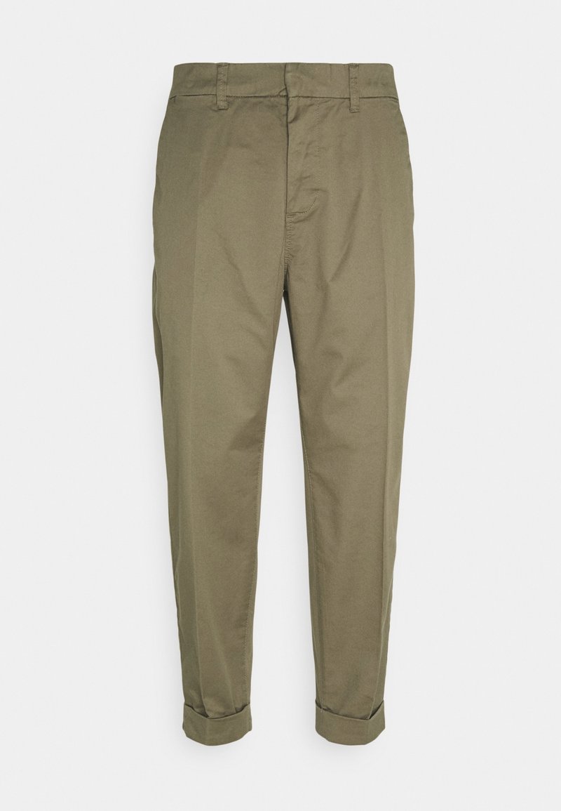 Pantaloni slim-fit verde oliva, realizzati in tessuto leggero. Presentano una vita piatta, cinque tasche e risvolti alle caviglie.