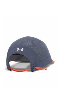 Gorra atlética azul marino con diseño de rejilla, acento naranja en el ala, correa ajustable y un logotipo reflectante en la parte trasera.