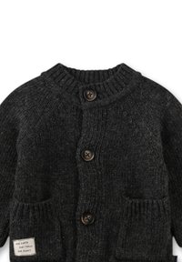 Dunkelgraue gestrickte Strickjacke mit gerippten Details, rundem Halsausschnitt, zwei Fronttaschen und braunen Knopfverschlüssen.