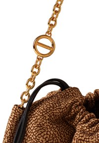 Bolso de mano de tela texturizada marrón con un diseño fruncido, que cuenta con un asa negra y una correa de cadena dorada con un acento de logotipo circular.