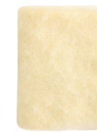 Cremefarbener Wollfilz, weiche Textur, faserige Erscheinung, rechteckige Form mit unebenen Kanten, keine Muster oder Hardware sichtbar.