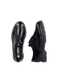 Zapatos de charol negros con punta redondeada, diseño con cordones, detalles en relieve y una suela de goma gruesa para mayor durabilidad.