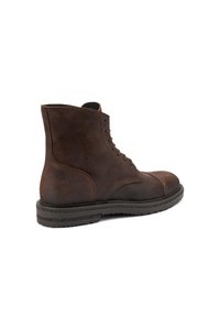 Botas de tobillo de cuero marrón con cordones, acabado texturizado, punta redonda y suela de goma. Diseño robusto, con un panel lateral liso.