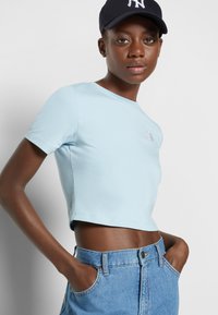 The North Face W ESSENTIAL CROPPED SLIM SHORT SLEEVE TEE - T-shirt estampada - beta blue
