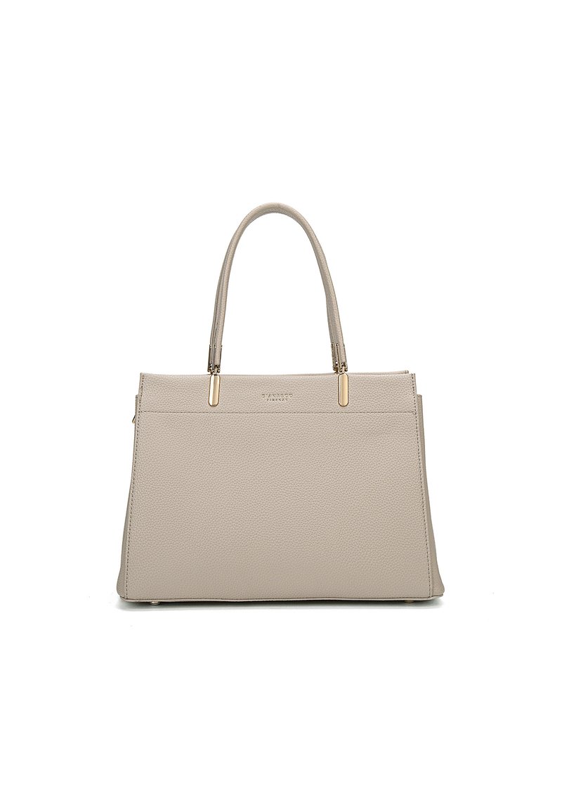 Beige leren totebag met textuur, twee handvatten aan de bovenkant en hardware in goudkleur. Heeft een gestructureerd ontwerp en een minimale branding.