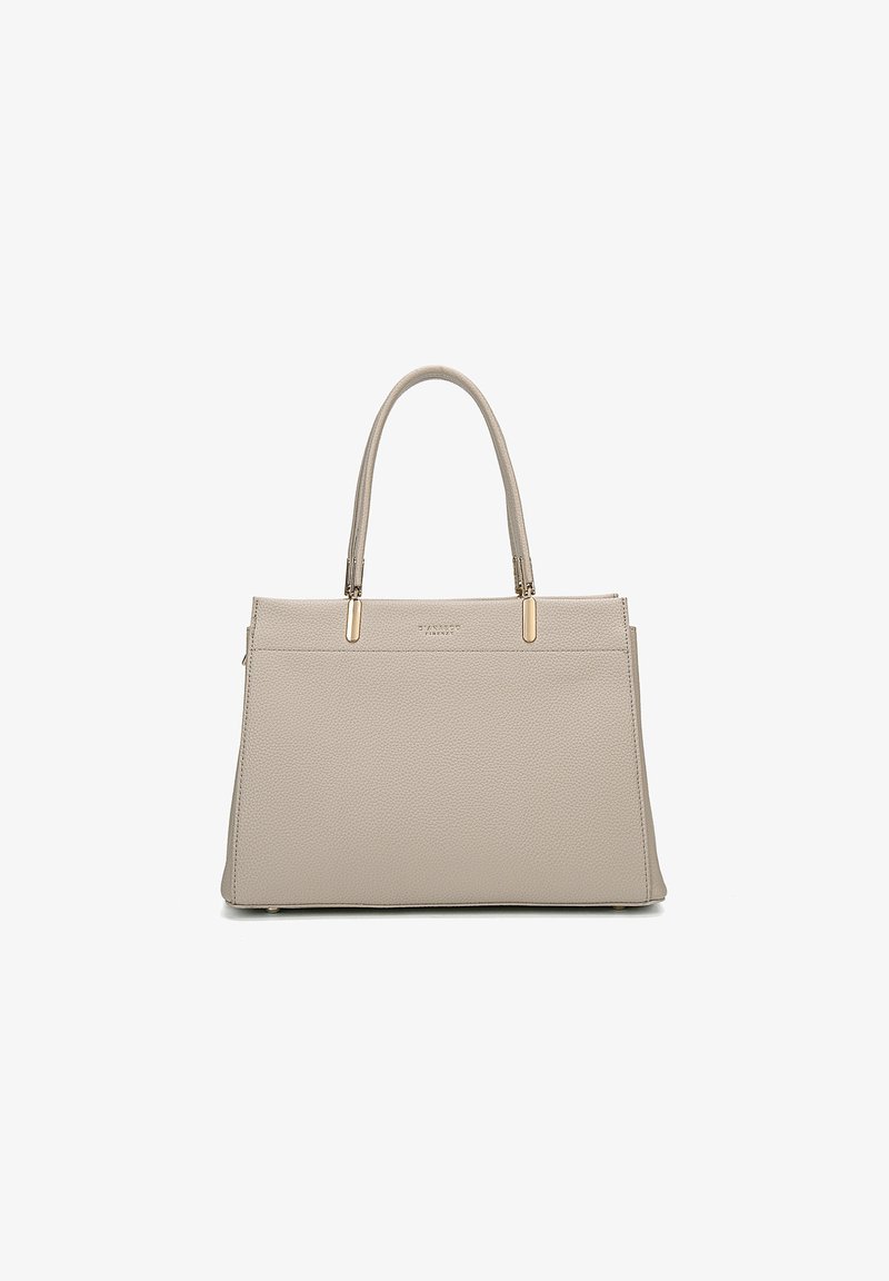 Beige leren totebag met textuur, twee handvatten aan de bovenkant en hardware in goudkleur. Heeft een gestructureerd ontwerp en een minimale branding.