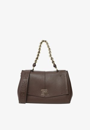 Borsa in pelle marrone con texture, tracolla in oro, chiusura magnetica e dettaglio del logo impresso sul davanti e sulla tracolla.